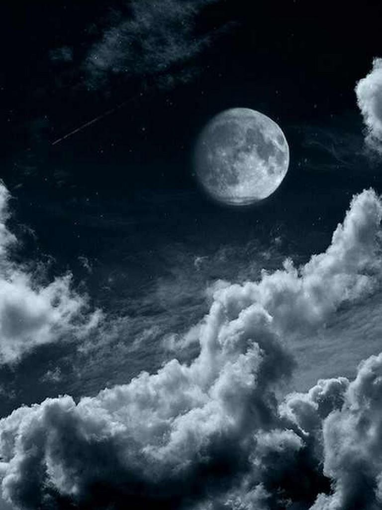 "There are nights when the wolves are silent and only the moon howls." —George Carlin 

#Moon #Fullmoon #Breathtaking #clouds #amazingmoon #blackandwhite #smartphonethemes #smartphone #iphone #samsung