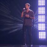 This amazing father of 6 adopted kids performs a touching cover of « Us », you won’t believe Simon’s reaction