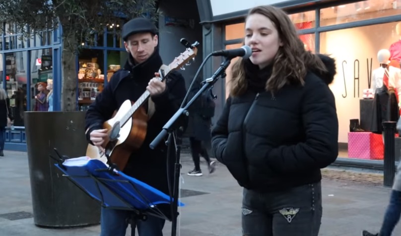 amazing, beautiful, voice, street, crowd, singer, guitar, performance, unbelievable, impressive, talented,