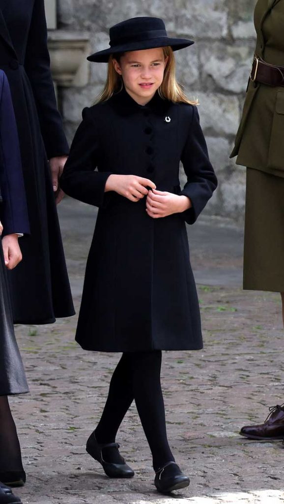 Queen Elizabeth, Princesses Charlotte, Princesses Charlotte's dress, Princesses Charlotte's hairstyle, Princesses Charlotte's hat, royal family,