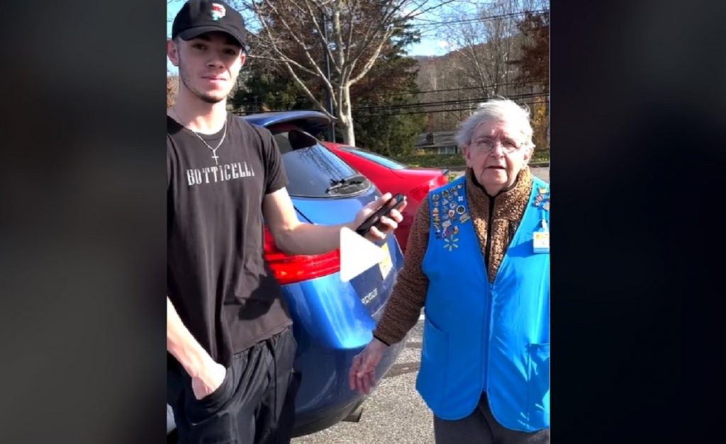 elderly workers in walmart, uplifting story that will restore your faith in humanity, this tiktoker will restore your faith in humanity, how to donate for elderly people, how to help elederly workers, walmart worker, unspiring story that will restore your faith in humanity