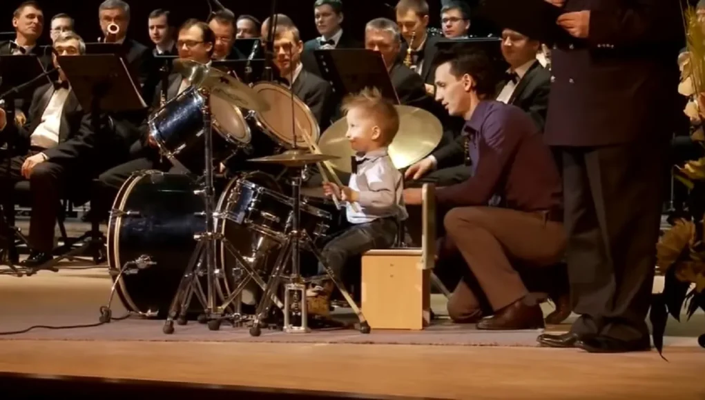 3-year-old drumming prodigy, viral drumming video, young drummer leads orchestra, Minute of Fame drumming, child drummer viral sensation, talented young musician, drumming prodigy talent show, 3-year-old drummer performance, young drummer steals spotlight, viral talent show performance