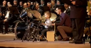 3-year-old drumming prodigy, viral drumming video, young drummer leads orchestra, Minute of Fame drumming, child drummer viral sensation, talented young musician, drumming prodigy talent show, 3-year-old drummer performance, young drummer steals spotlight, viral talent show performance