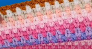 Moss stitch crochet tutorial, How to crochet moss stitch, Linen stitch crochet guide, Versatile crochet stitches, Beginner crochet stitches, Crochet techniques for beginners, Crochet blanket moss stitch, Moss stitch in variegated yarn, Easy crochet stitch patterns, Learn moss stitch crochet